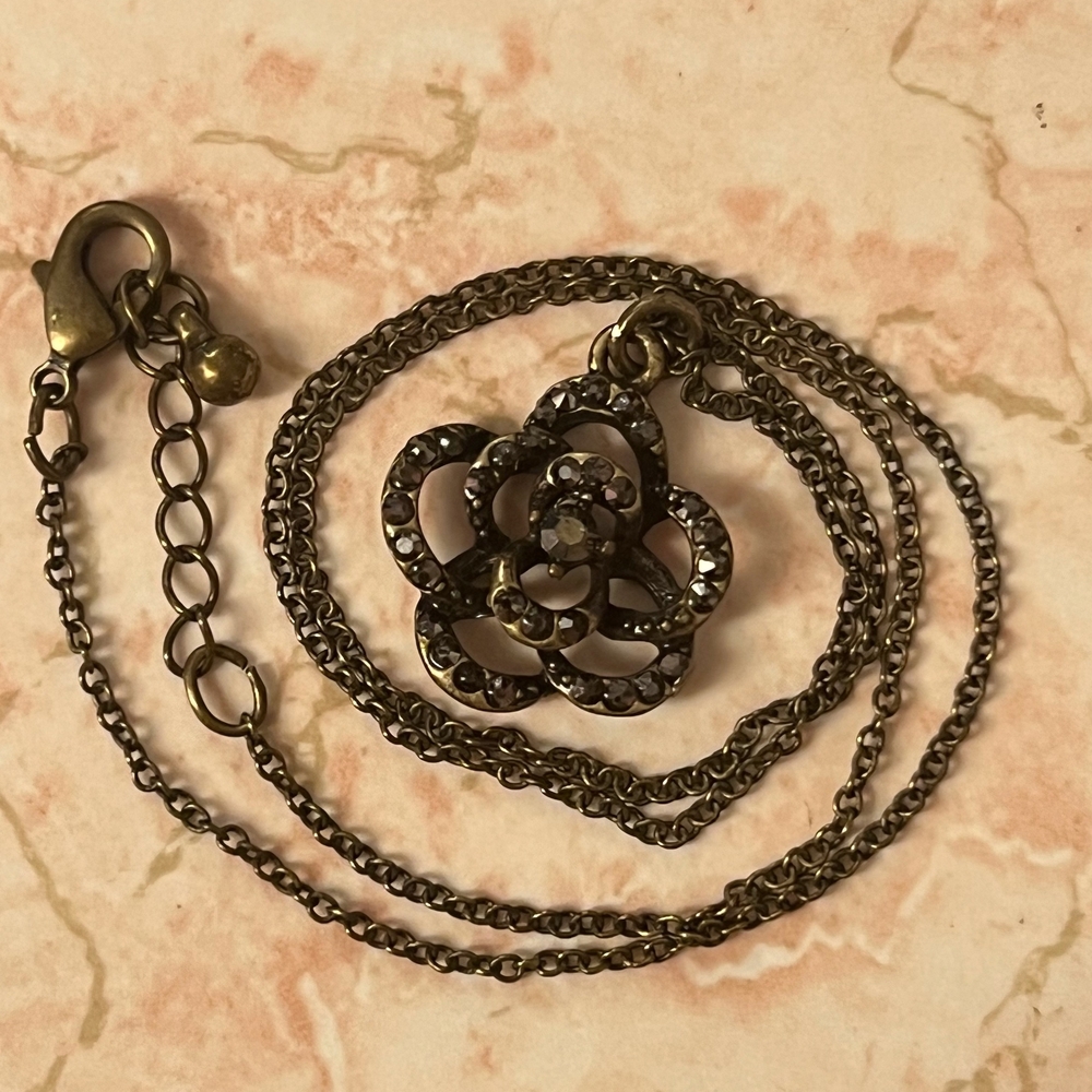 Elegant Black Floral Pendant Necklace